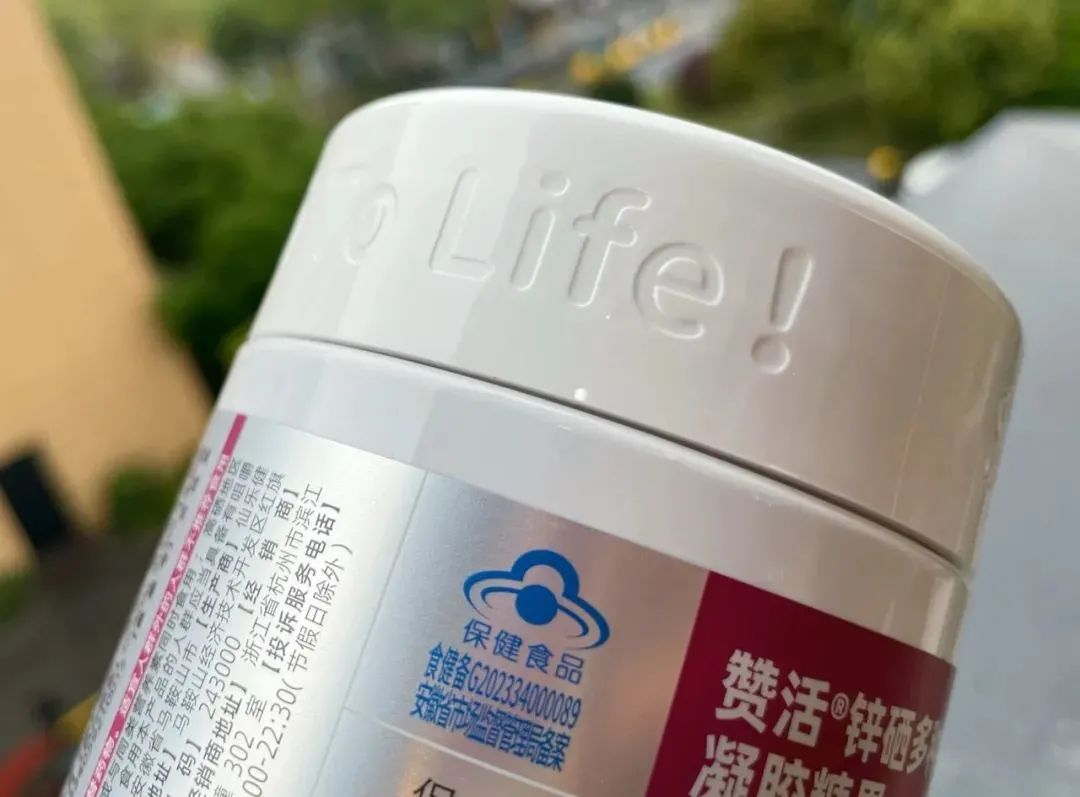 属于国家保健食品的标识,它允许添加的营养素范围更多,量更高,当然