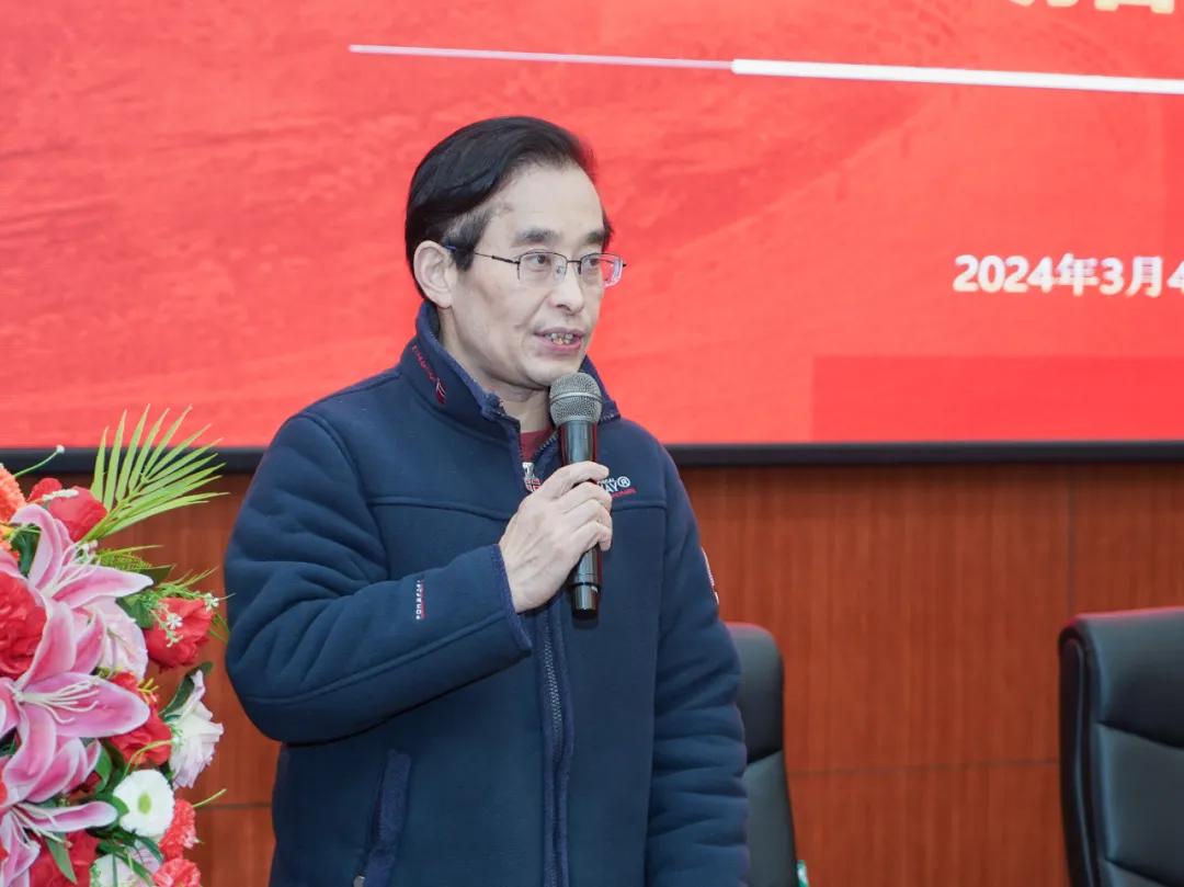 随后,建筑与轨道交通学院党总支书记卢红军,现代商学院院长朱向峰