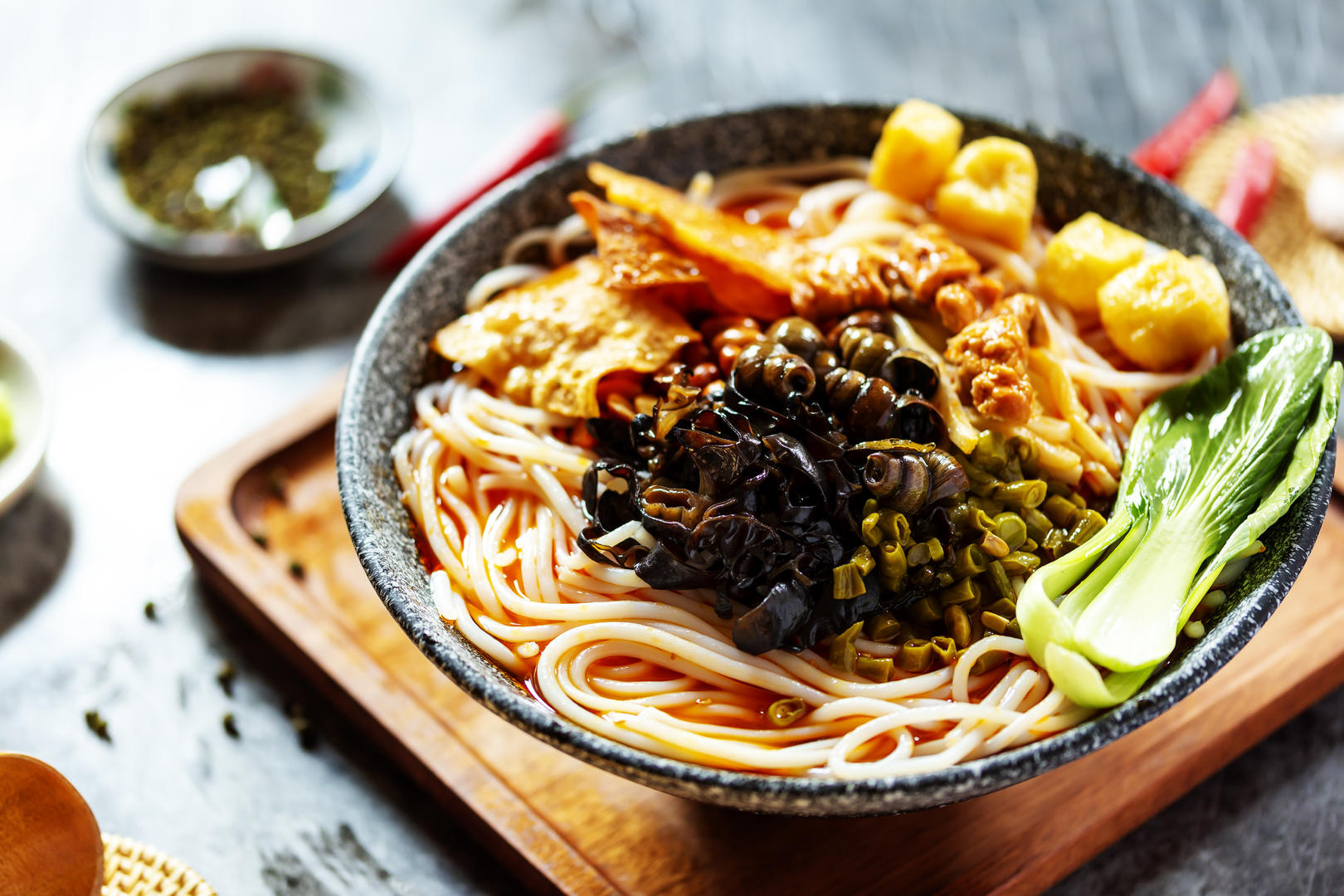 螺蛳粉界的科技与狠活有网店已售加臭酱超4000单专家配料很多被模糊