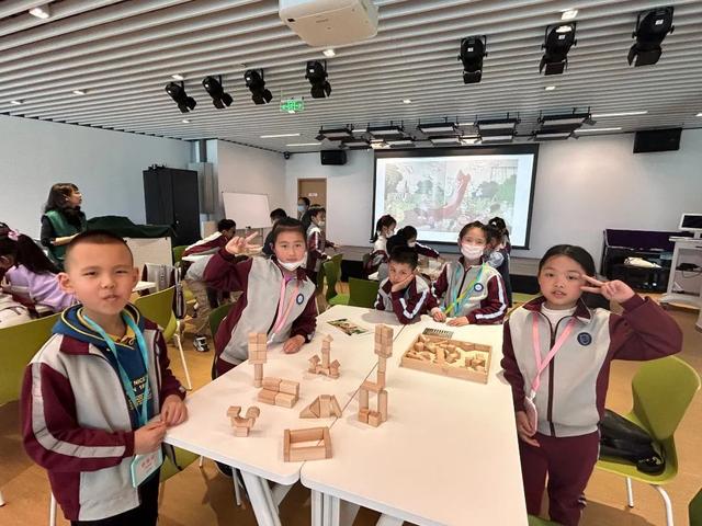 学校整体架构课程,结合学生年段特点,依据学校地理优势,充分挖掘周边