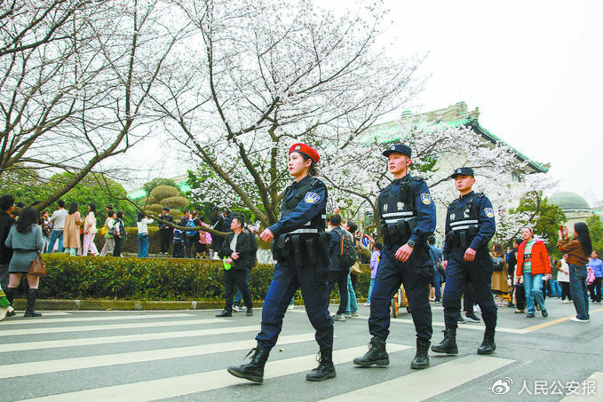 武汉市公安局特警支队队员在校园内巡逻黄明月摄