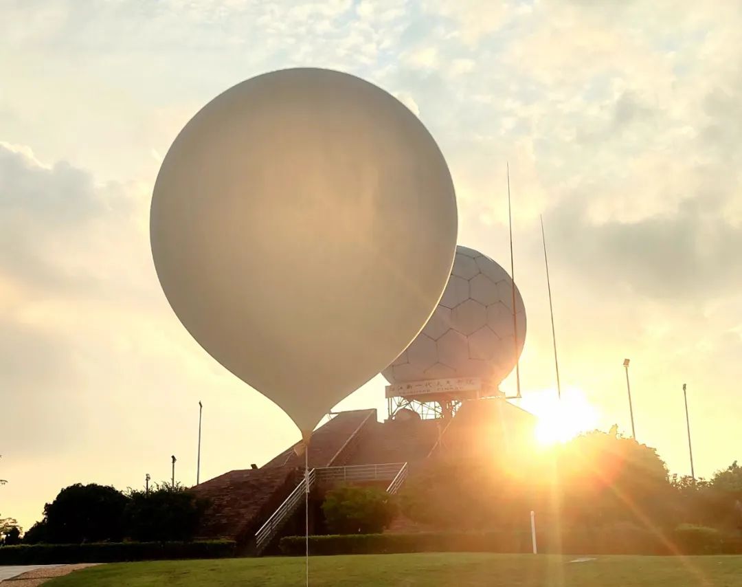 每天放探空气球测风.市气象台提供