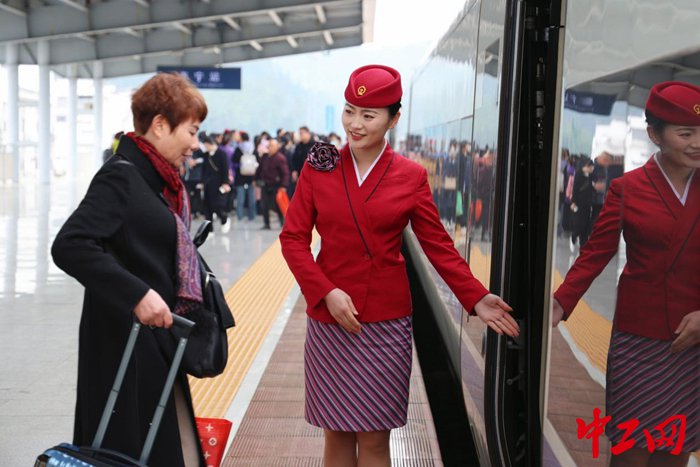 乘务员引导泰宁站旅客乘车 受访者供图