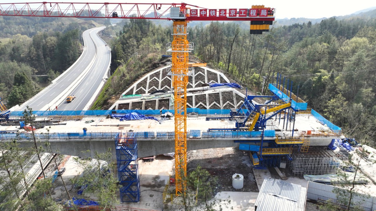 成达万高铁左进沟跨开梁高速大桥连续梁首段边跨顺利合龙_新浪财经