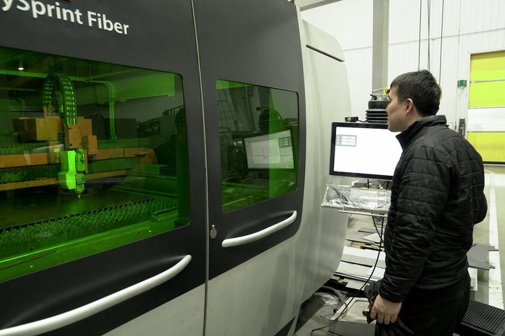 卓郎新疆智能机械有限公司工人操作激光切割机，根据零件形状对板材进行切割（2024年2月27日摄）。新华社记者 白志强 摄