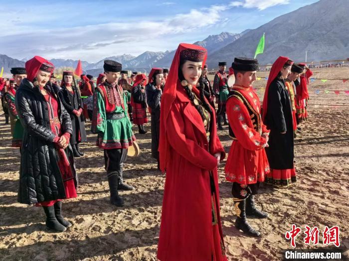 图为当地塔吉克族服饰展演方阵.马晓东 摄