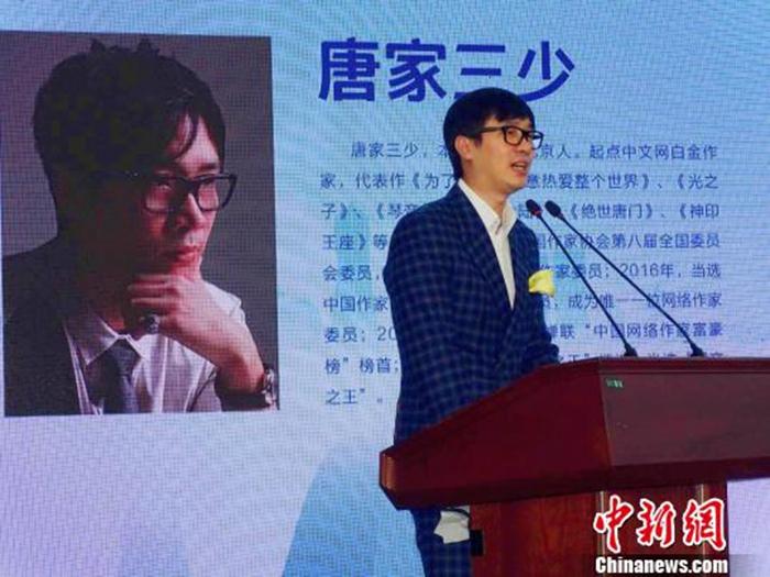 杨吉比较幸运,网文第一次签约出版,就拿到了三万多块的稿费,之后,又