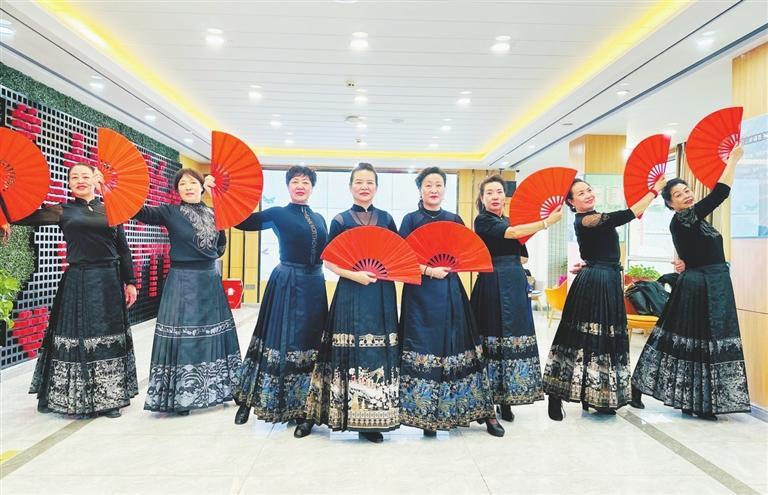 在城关区酒泉路街道"友邻空间"党群服务中心,陇源诗韵模特队的22名"