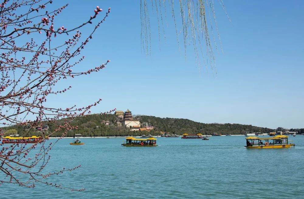 北京颐和园昆明湖和万寿山(2024年3月17日).新华社记者 高巍 摄