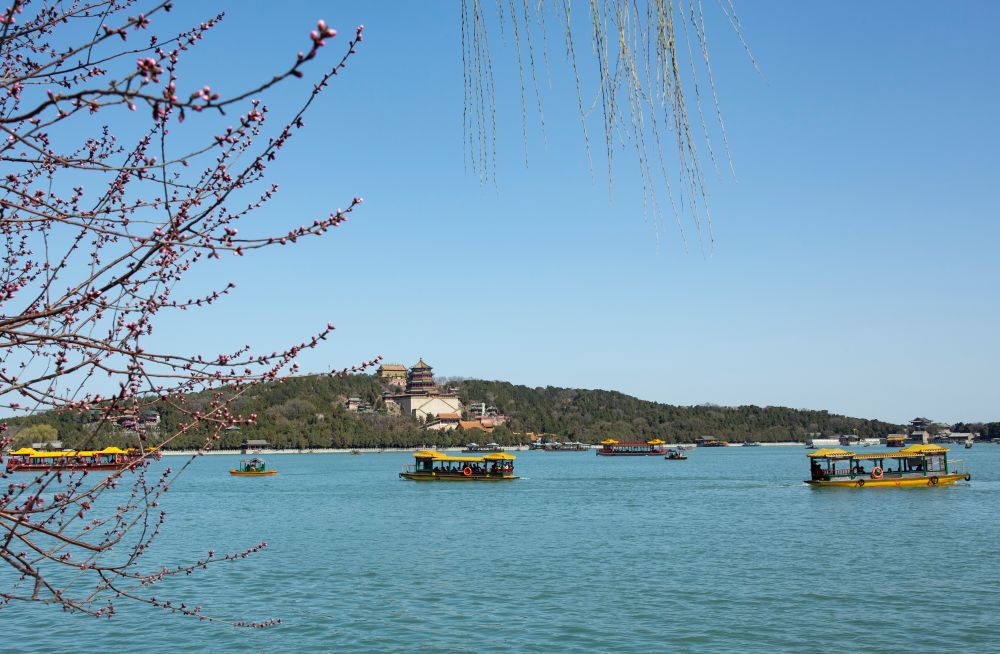 北京颐和园昆明湖和万寿山(2024年3月17日).新华社记者高巍摄