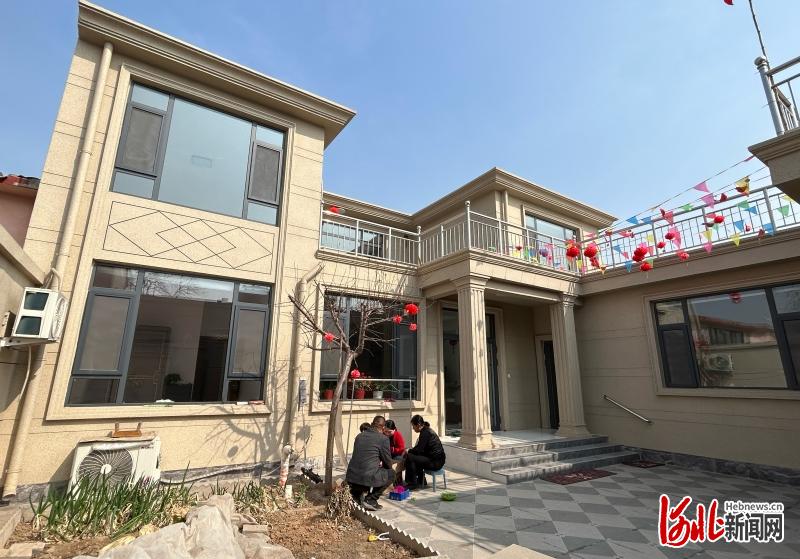 3月15日,石家庄市藁城区南墩村,顼伟娜家去年建好的装配式农房.