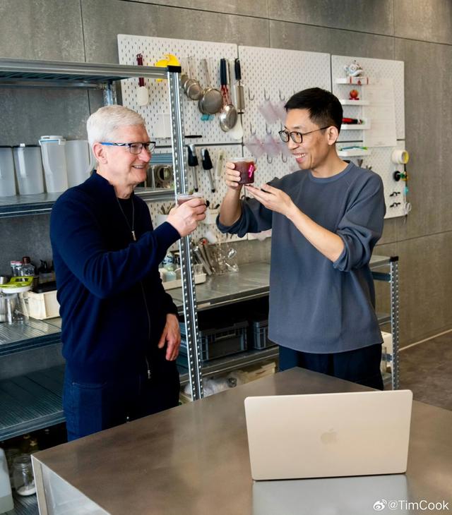 库克在三顿半喝咖啡 图源/库克微博