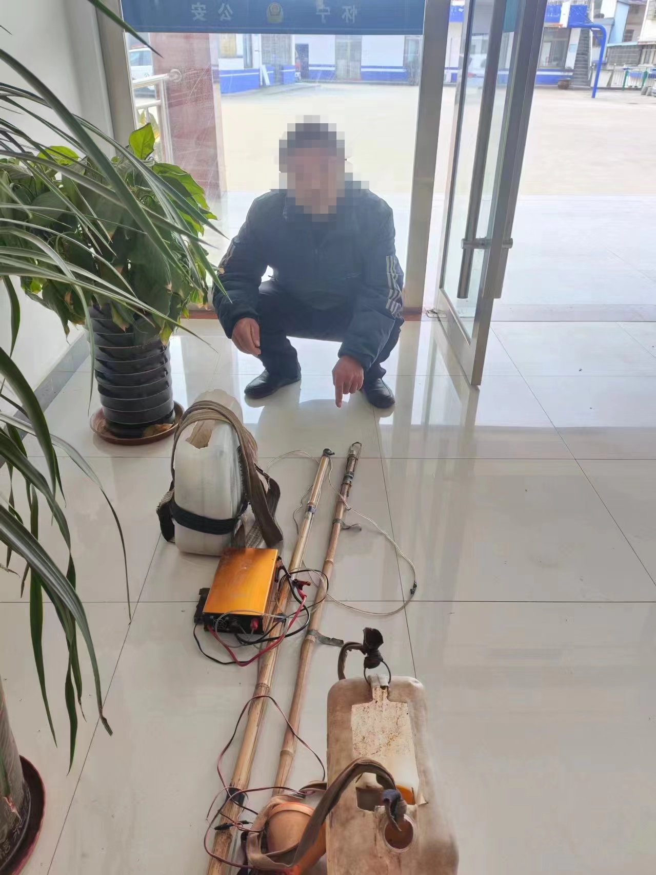 怀宁县黄墩镇:向非法电捕鱼"亮剑"_新浪财经_新浪网