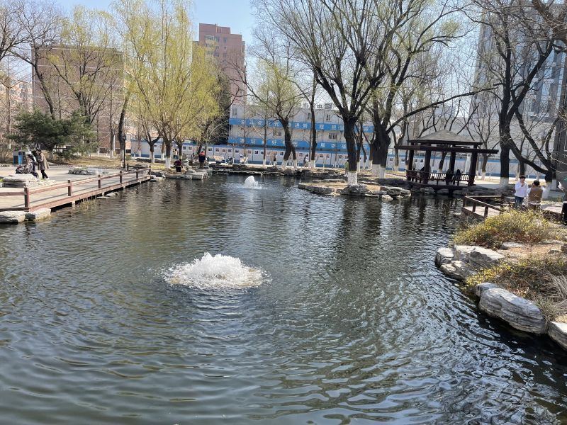 中国传媒大学明德湖景观用水为中水,进一步节约自来水.