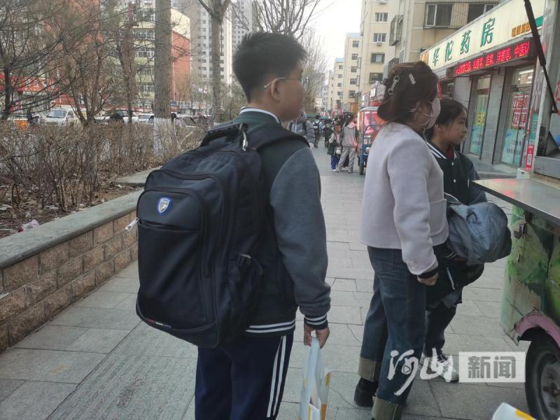一名小学生背着"大书包" 张凤燕 摄