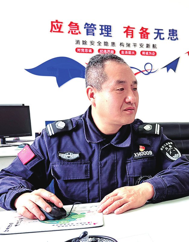 ""请出示物资出门证,我们将对物资进行核对,核对无误后将予以放行.