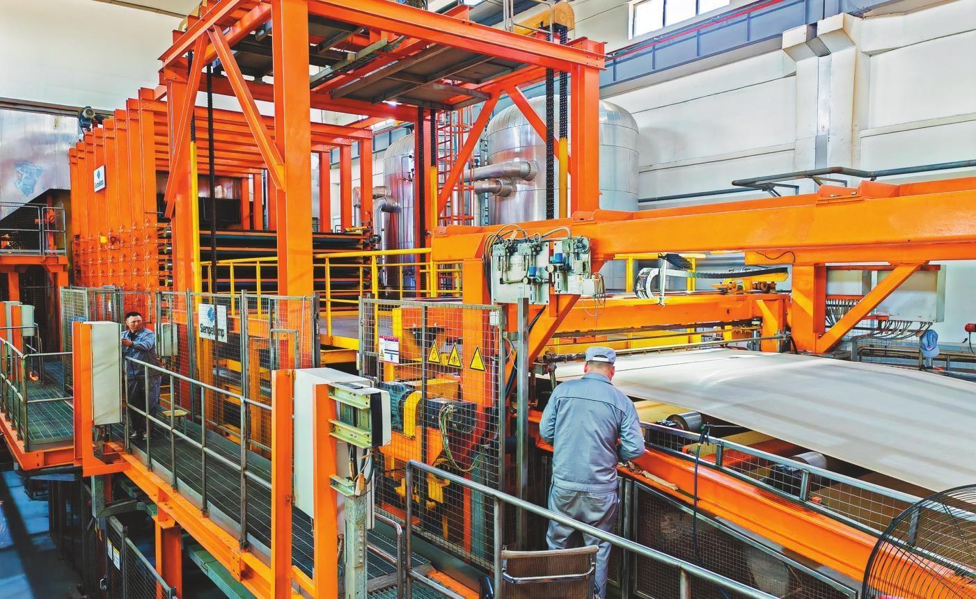 辽宁西电兴启电工材料有限公司的工人在层压制品车间赶订单.