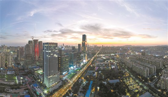 广州国际金融城起步区已渐渐成型 梁怿韬 摄