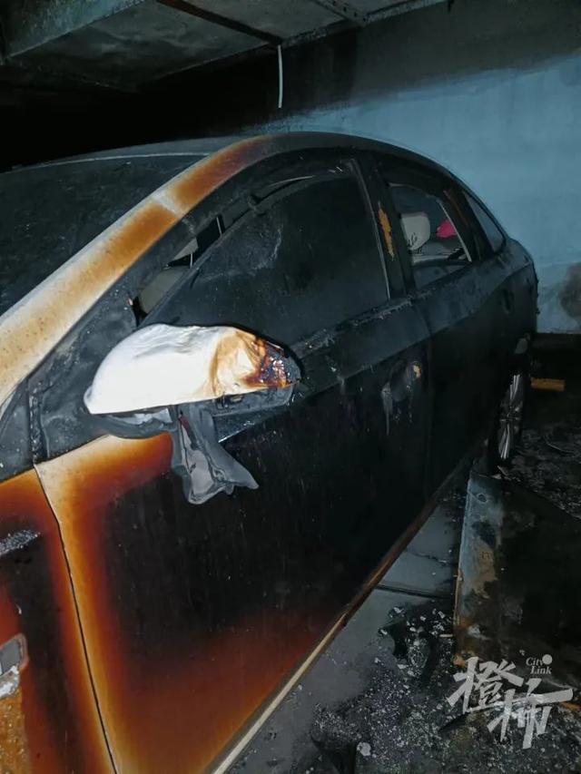 今晨杭州一小区地下车库发出砰的声响一新能源车充电自燃相邻车辆被烤