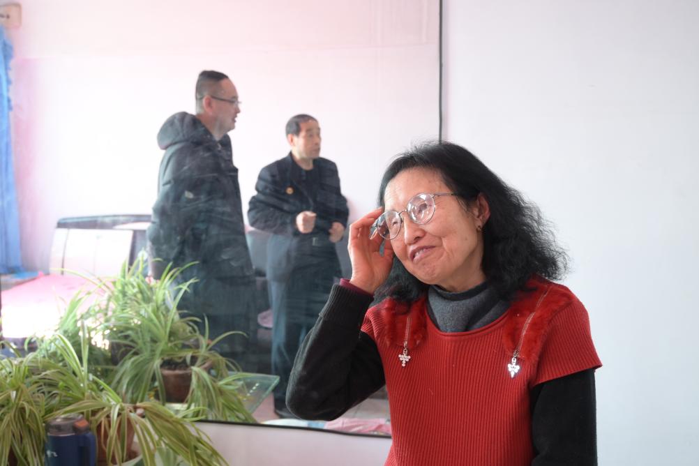 新华社记者刘艺淳 摄"远亲不如近邻,咱们矛盾疏解了,抬头不见低头见