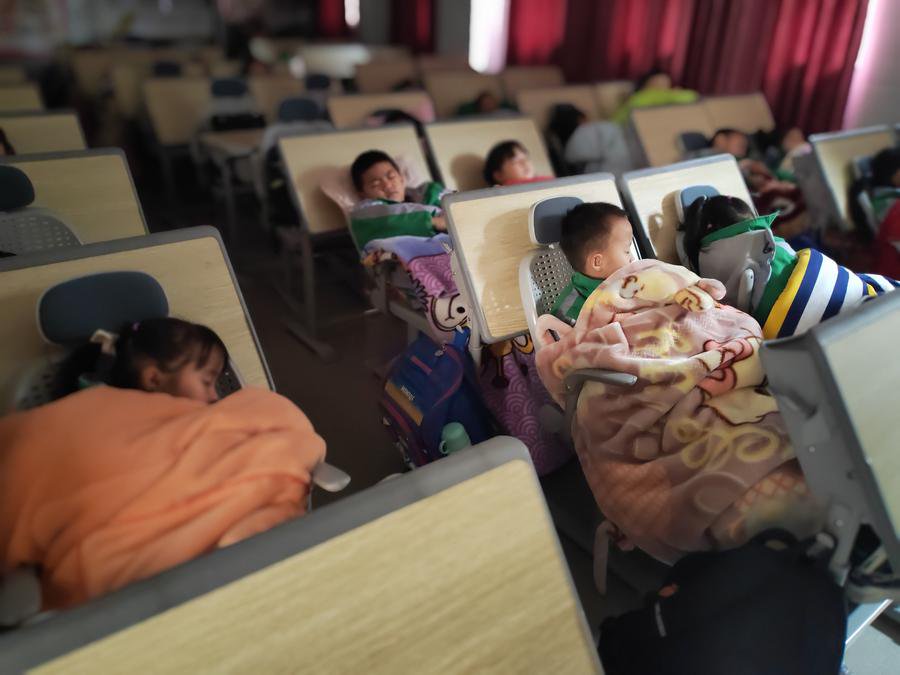 3月20日,贵州省龙里县第六小学一年级的学生在教室里午休.