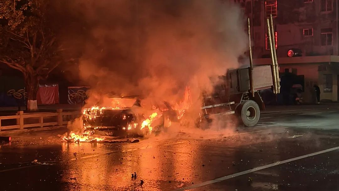 小车相撞起火不到4分钟爆炸湛江6位救人英雄找到了