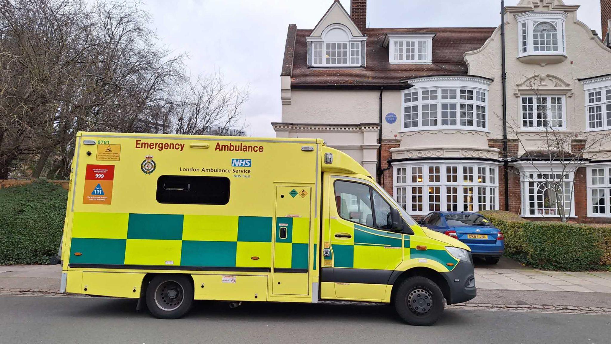 (图为伦敦市区一辆停靠在路边的救护车)