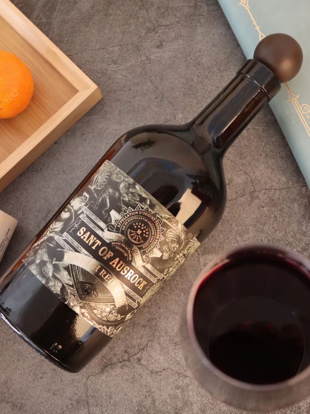 创作酒标设计,独特的法国设计风格,与酒庄的历史与现代风格遥相呼应