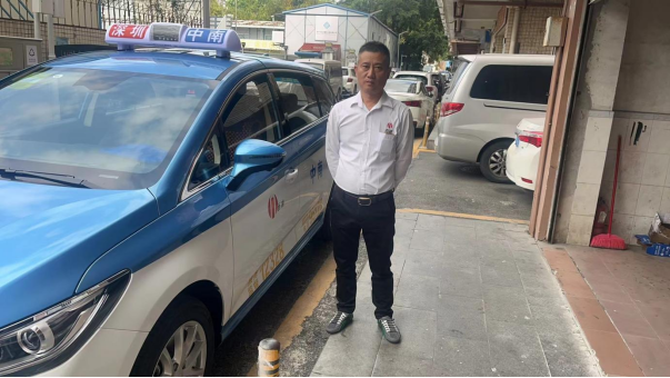 西湖中南公司的出租车驾驶员王旭光。