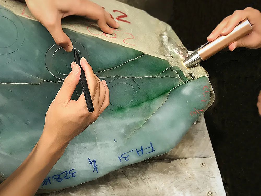 足金翡翠打造的十二生肖,非遗大师监制,满载祝福_新浪