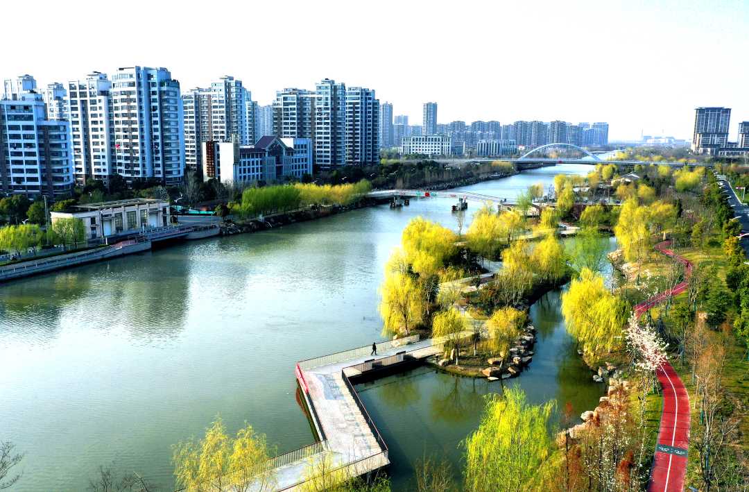 3月21日,江苏省如东县"三河六岸"垂柳依依,水清岸绿,一道道生态廊道给