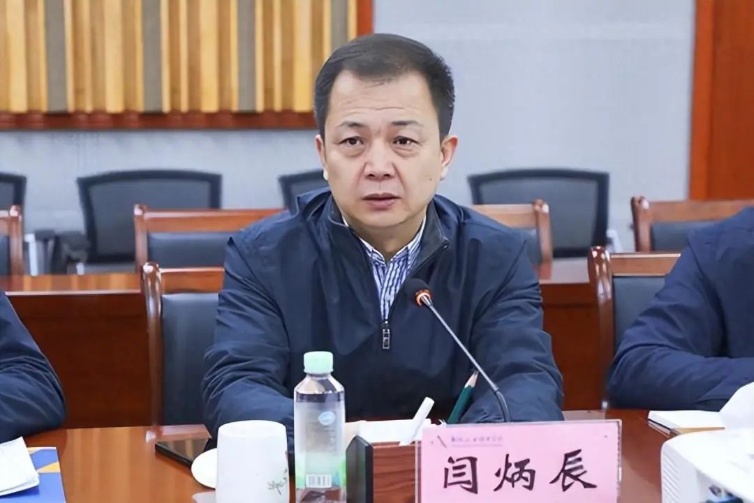 闫炳辰 资料图片今年3月13日,闫炳辰即以自治区教育厅党组副书记,副