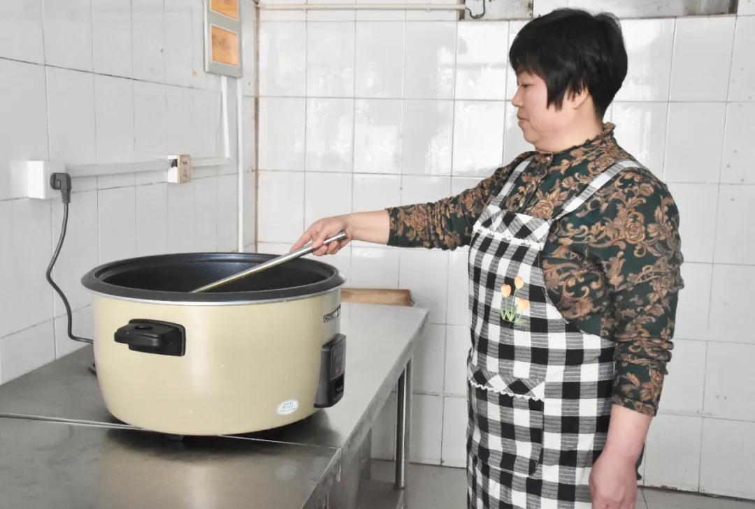 头庄回族乡副乡长白宁介绍,"全电厨房"实现了无明火,无废气的烹饪过程
