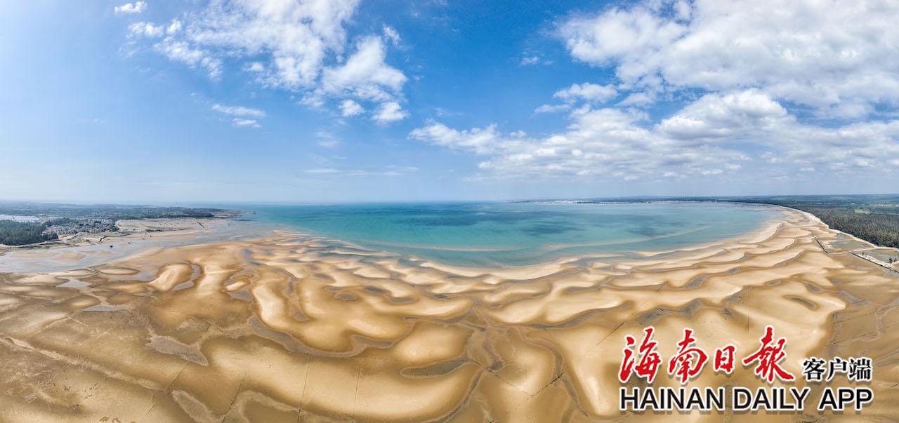 2024年3月21日,在儋州光村银滩风景区,沙滩海水风景秀丽.