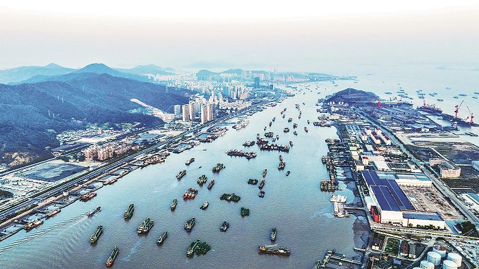 3月20日傍晚,浙江省舟山市普陀区沈家门渔港内, 渔船往来穿行,一片