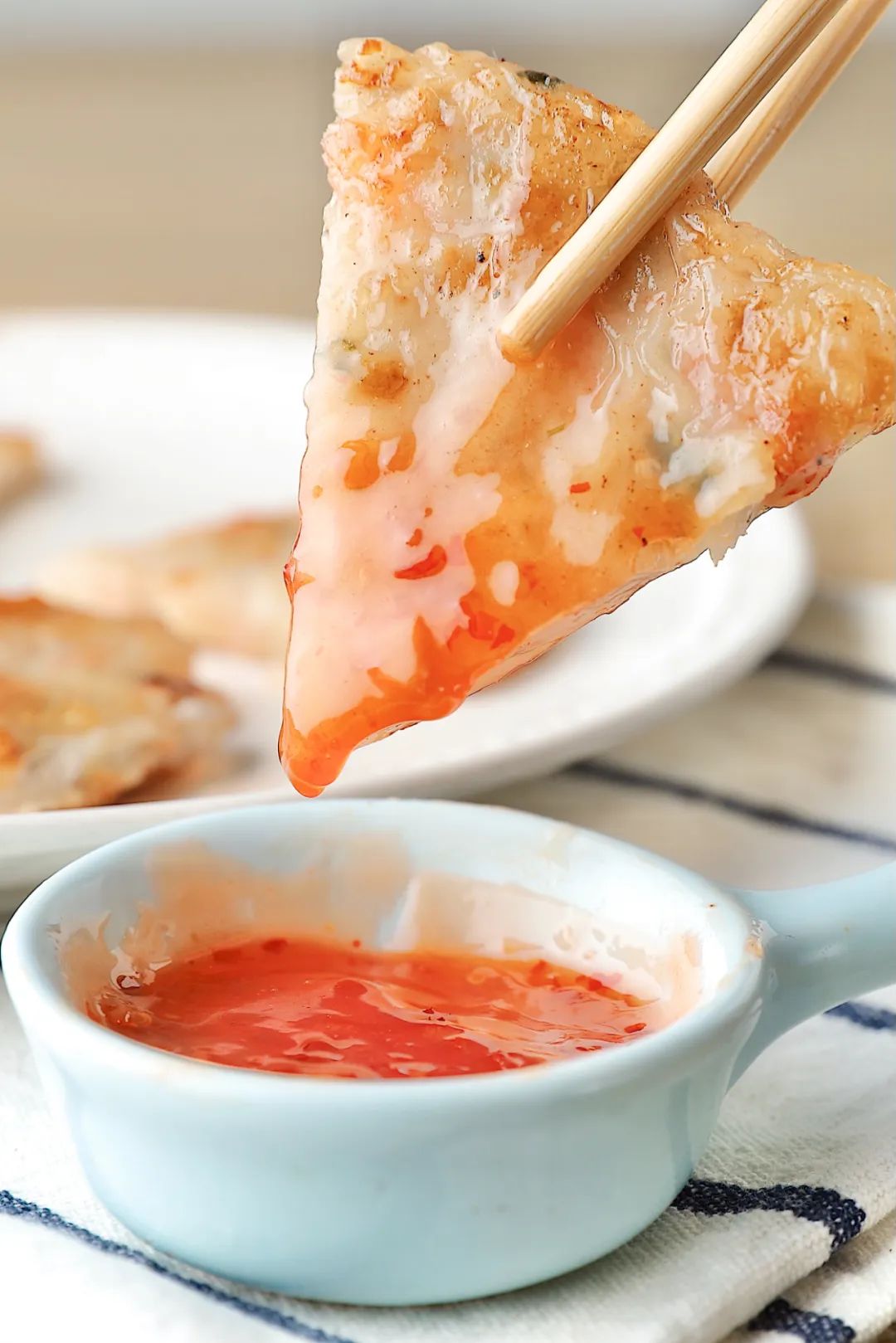 闽南特色小吃手工鲜虾饼,外酥里嫩,满嘴q弹,大块虾仁超满足!__财经头