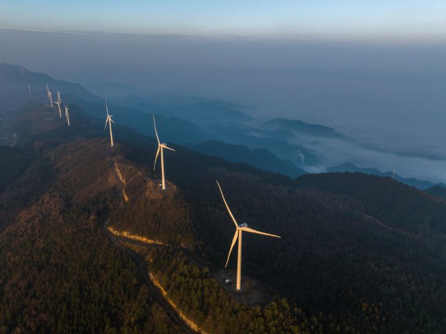 这是位于重庆市石柱土家族自治县的风力发电机组（无人机照片）。新华社记者 黄伟 摄