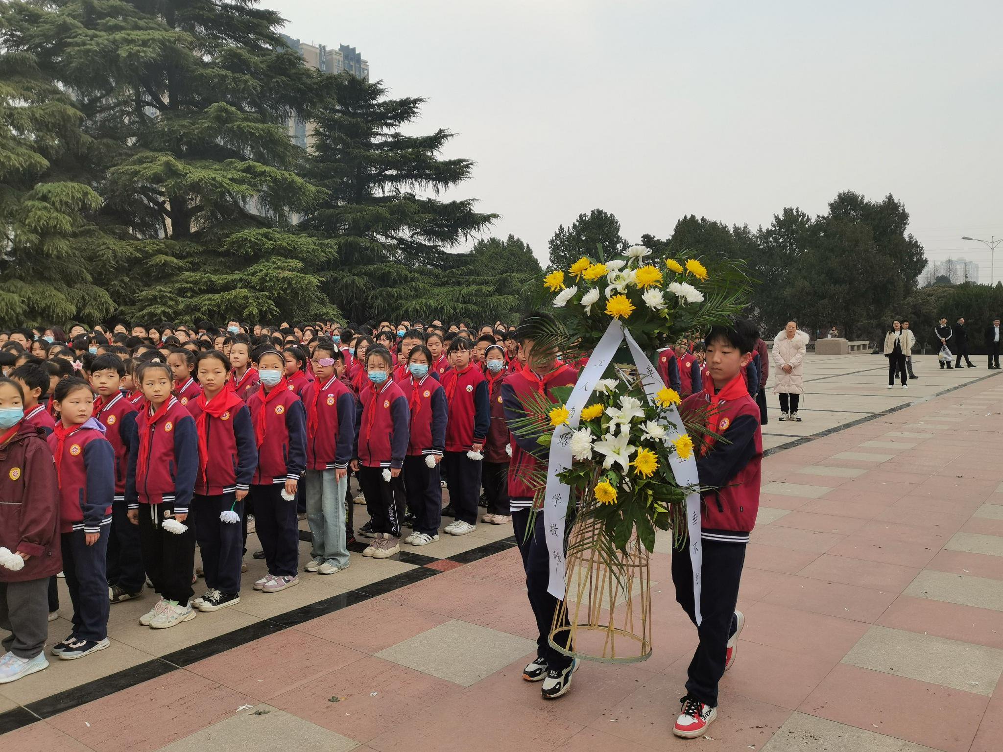 学生清明祭扫英烈图片