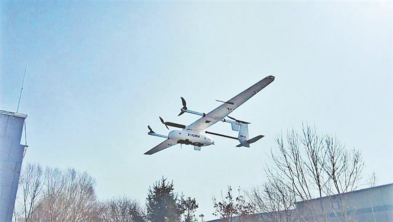 龙江森工迎春局公司森林防火部场地上,一架垂直起降固定翼无人机腾空