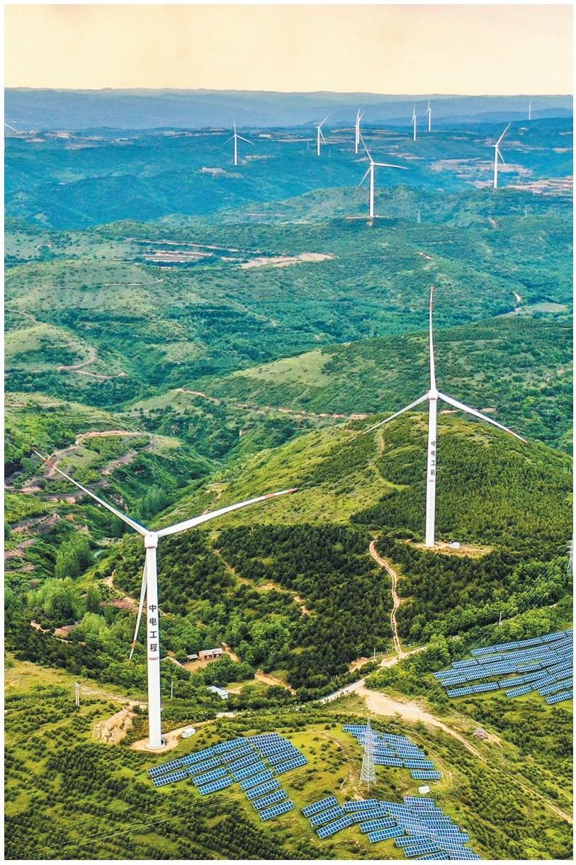 2023年6月8日，航拍黄龙县界头庙100兆瓦新能源发电机组（资料照片）。 记者 袁景智 摄