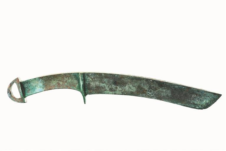 清涧寨沟遗址后刘家塔墓地出土的铜环首刀(资料照片).