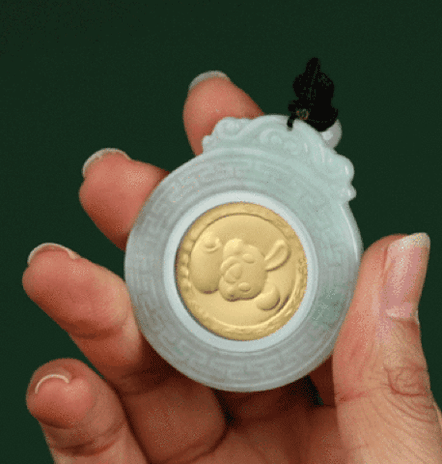 经过第三方机构的检测,十二生肖金饰的含金量超过999‰,是货真价实的