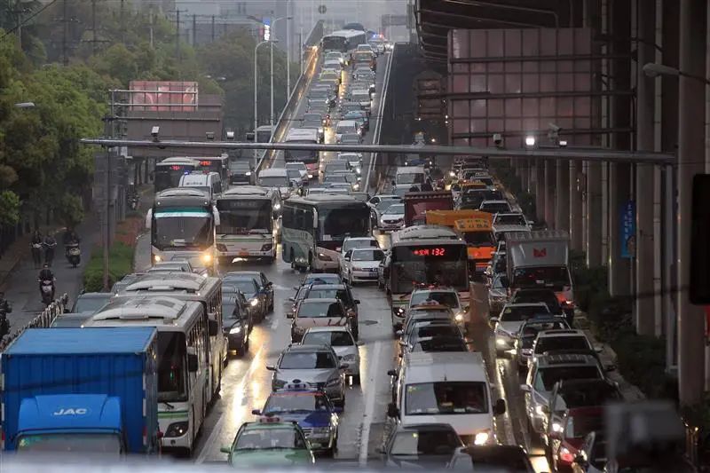 这处高架下匝道每天都有五六个小时在堵车.张海峰 摄