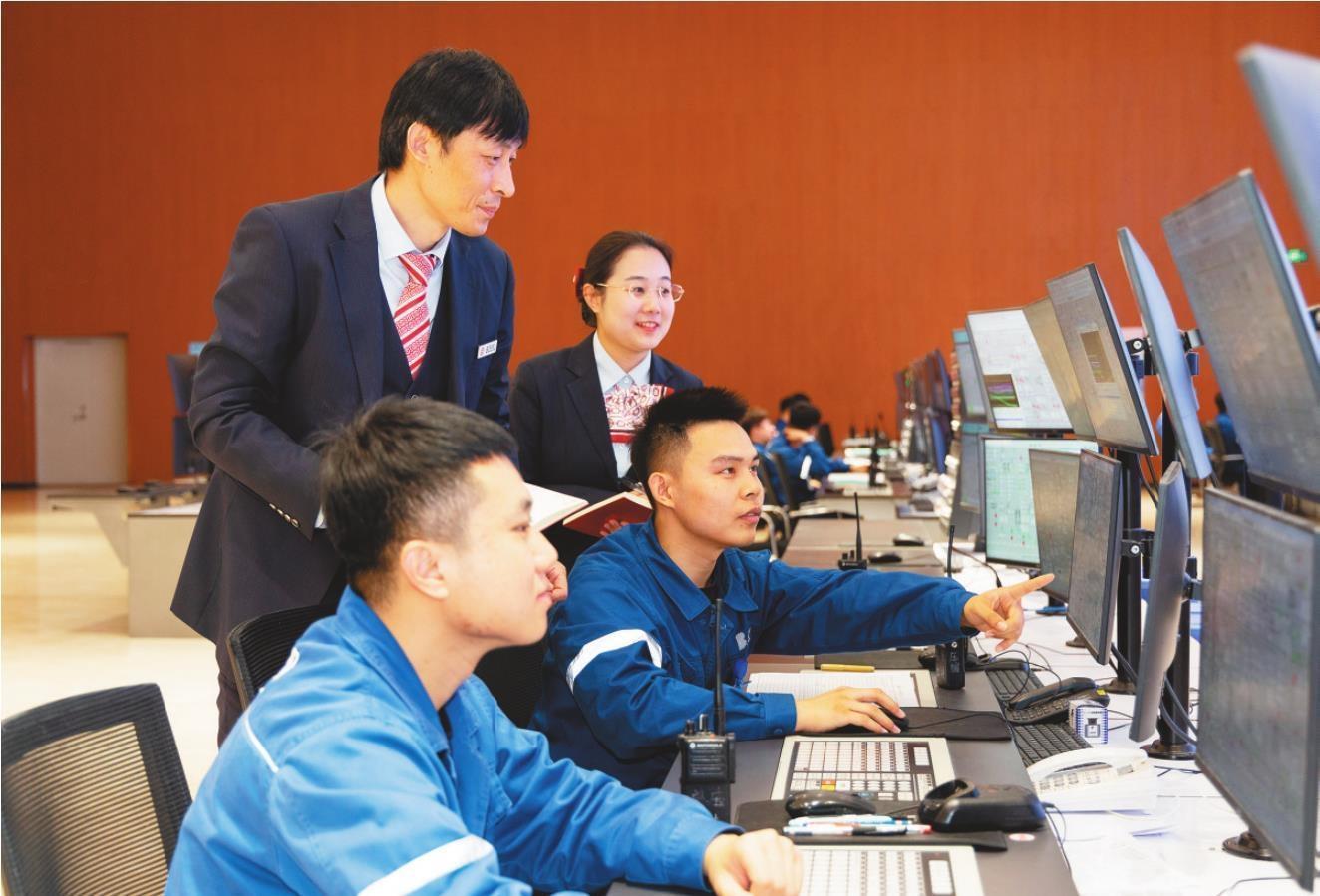 中国银行盘锦分行员工为宝来利安德巴赛尔石化有限公司提供金融服务.