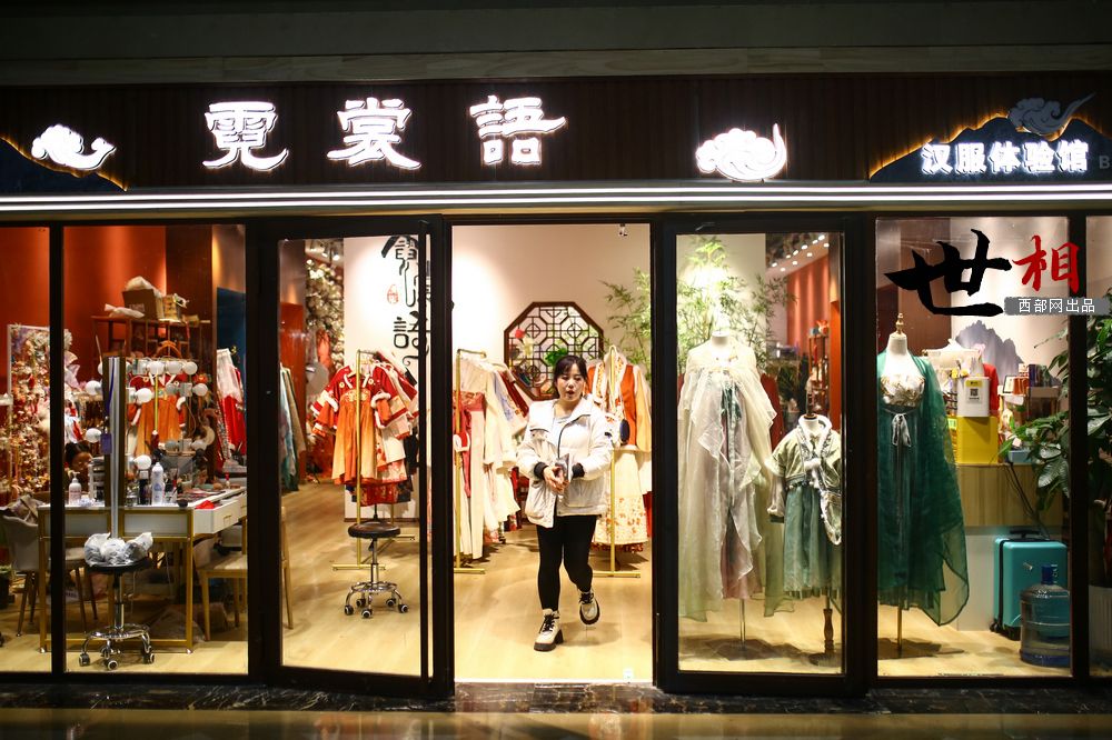 西安汉服妆造师萱萱:复原旧颜 为传统文化"妆"点