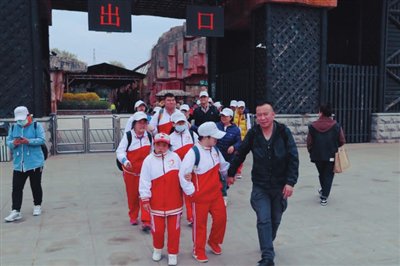 "我会用英语说苹果!""我会折小纸船!""我会叠被子,摘菜!