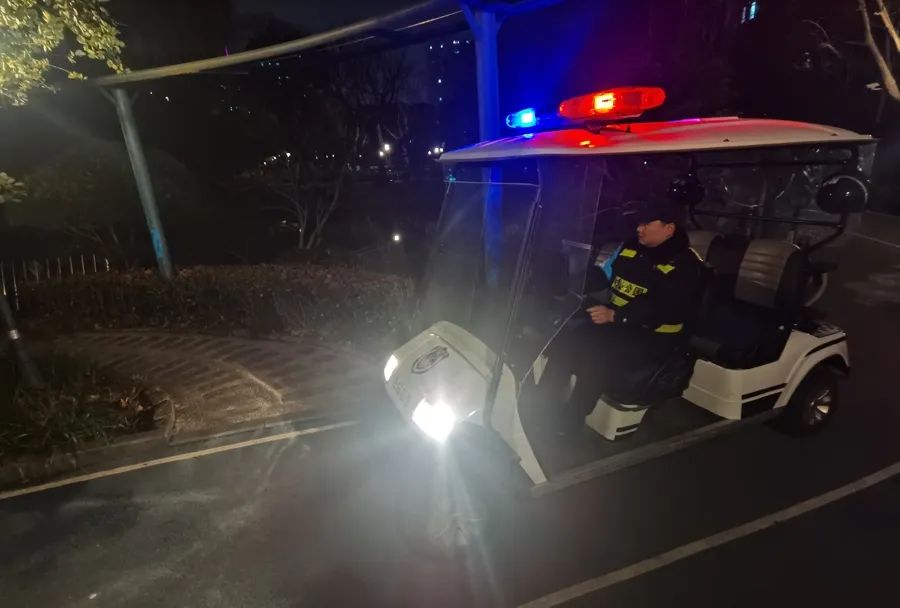 中山公园内,保安人员开车巡逻.