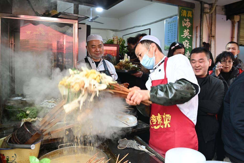 但天水的麻辣烫与川蜀不同,其根本源于当地土生土长的双椒——甘谷