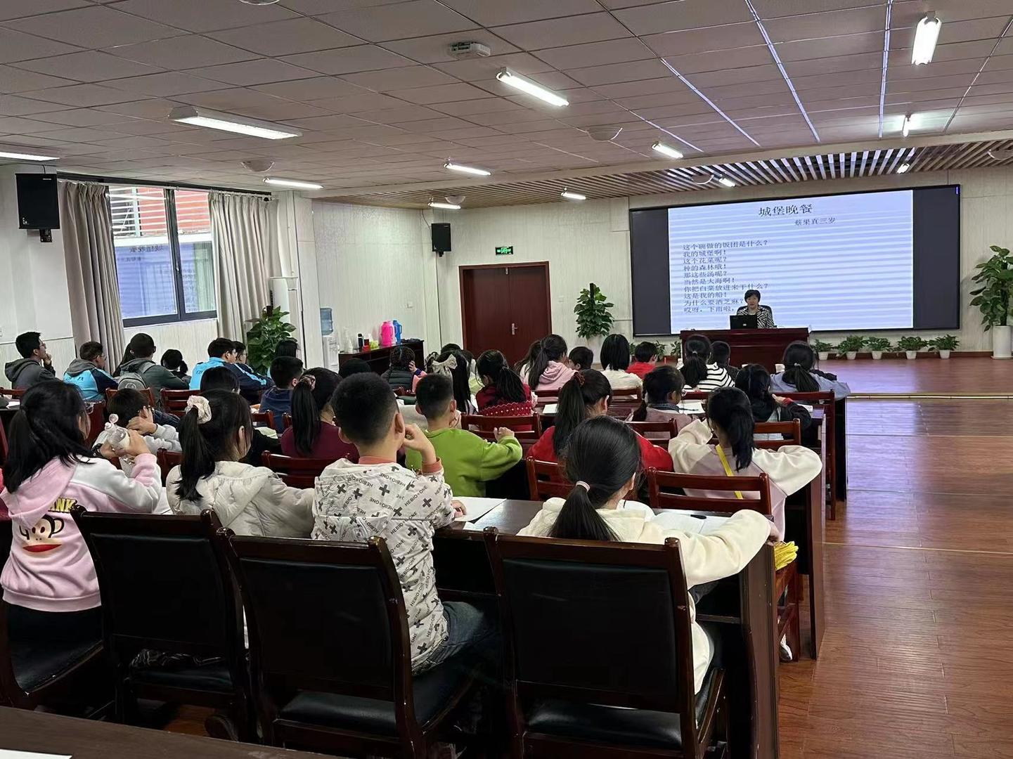 受翟永明邀请女诗人蓝蓝来到成都教孩子们写一首关于玩具的诗