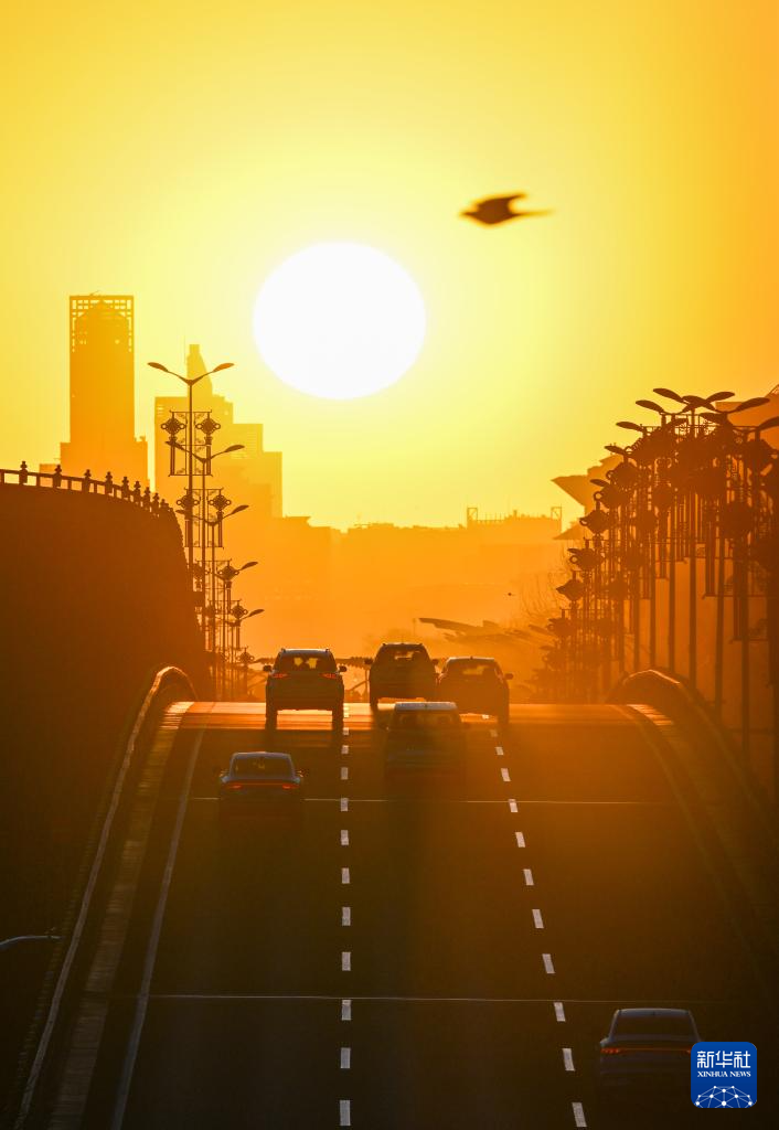 这是3月20日清晨在北京木樨地桥附近拍摄的"悬日".